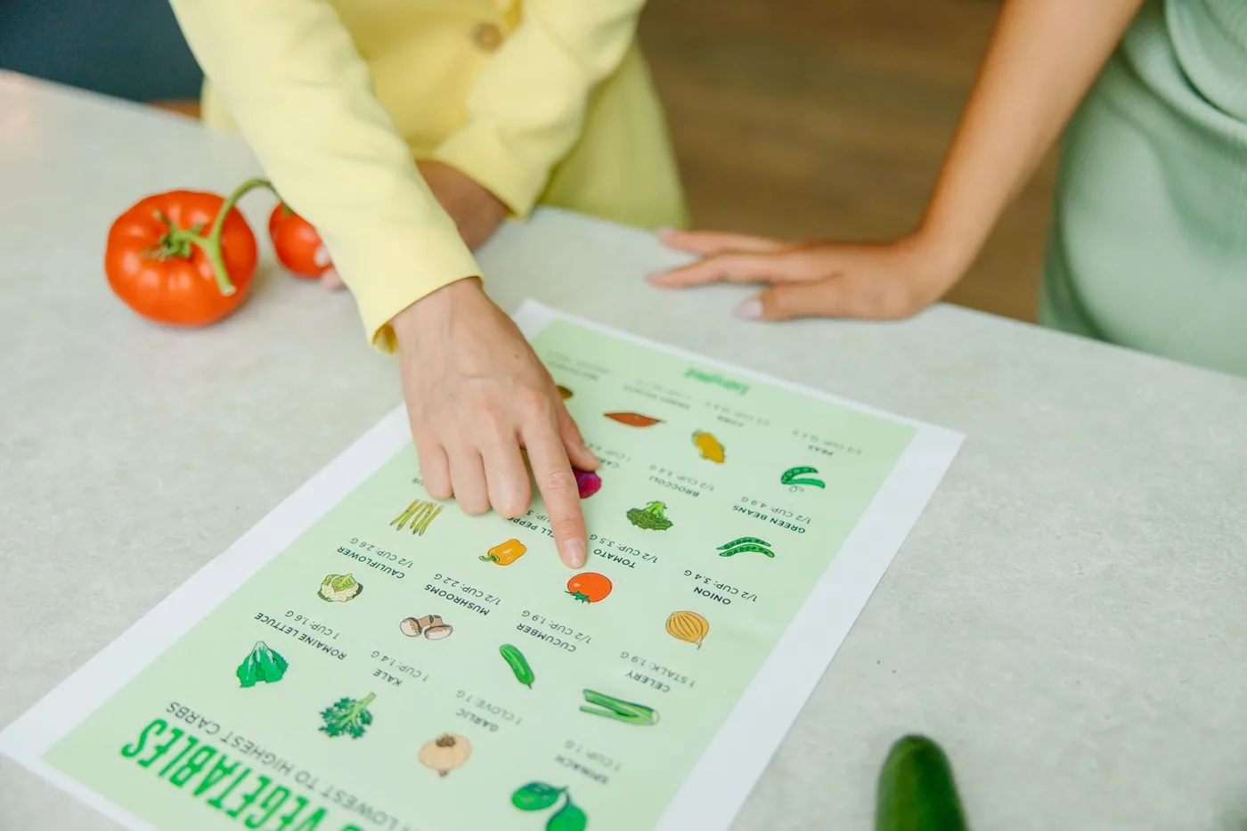 Dietetyk omawia z pacjentką wybór produktów spożywczych